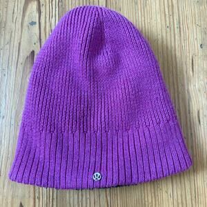 Lululemon purple black fleece merino wool lined womens beanie hat